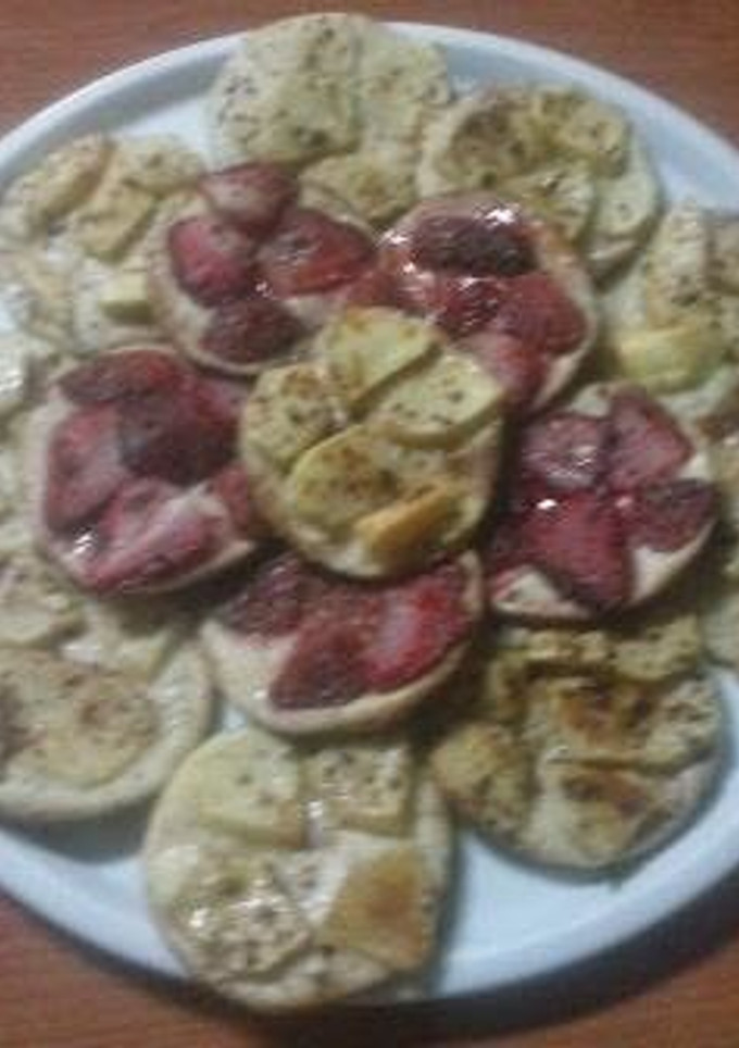 Una foto de Mini pizzetas de manzana y de fresones con canela