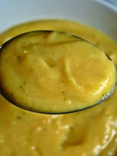 Una foto de Crema de manzana y calabaza a las finas hierbas