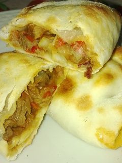 Una foto de Empanadas de carne cortadas a cuchillo