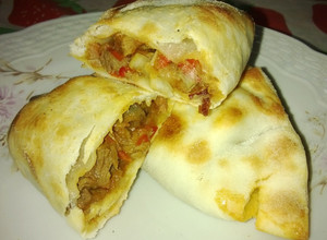 Una foto de Empanadas de carne cortadas a cuchillo
