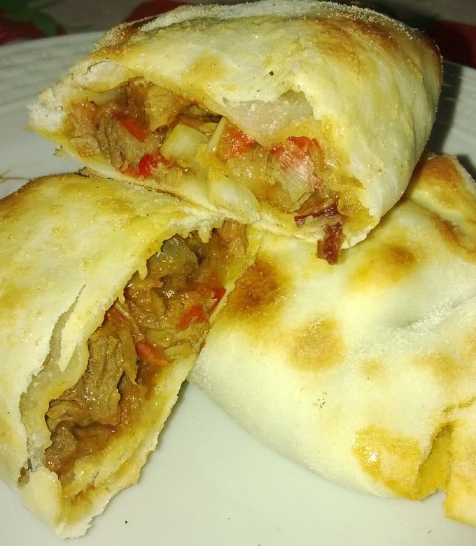 Una foto de Empanadas de carne cortadas a cuchillo