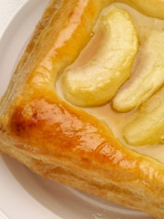 Una foto de Tarta hojaldre de manzana con pastelera