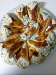 Una foto de Conos de obleas de empanadillas rellenos de ensaladilla