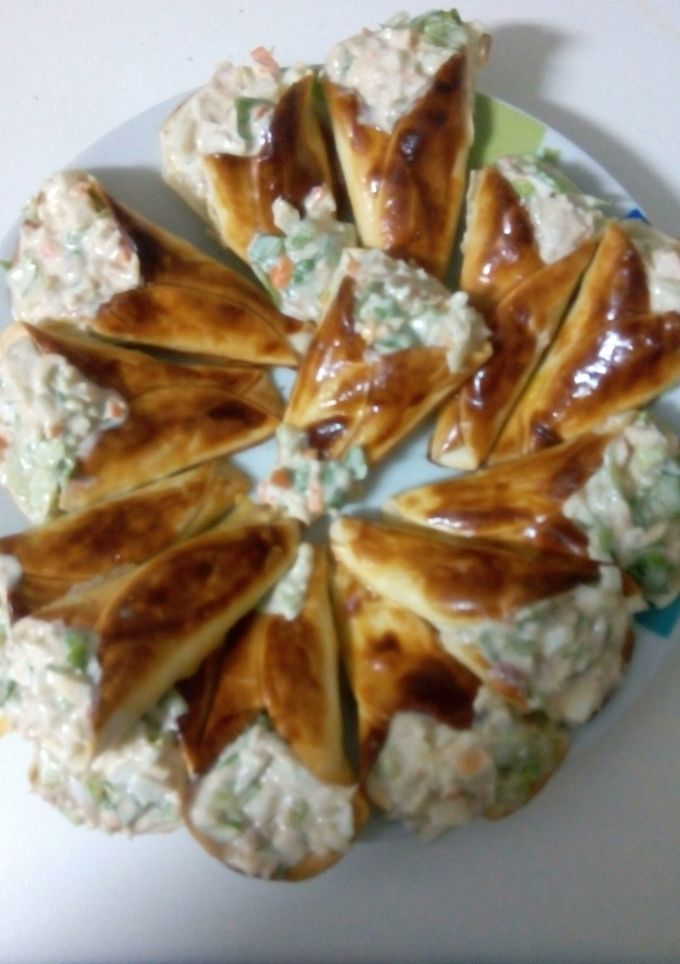 Una foto de Conos de obleas de empanadillas rellenos de ensaladilla