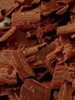 Una foto de Crema espesa de pera con virutas de chocolate negro