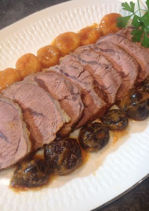 Una foto de Ternera asada con ciruelas y orejones