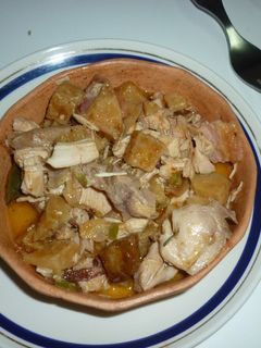 Una foto de Cazuela de pollo, paleta y hongos secos