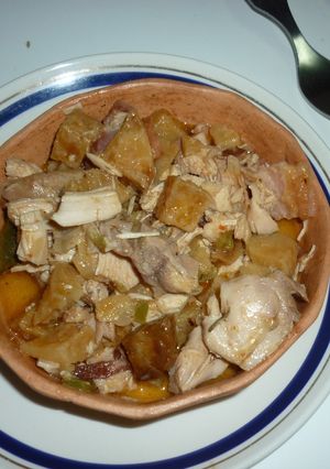 Una foto de Cazuela de pollo, paleta y hongos secos