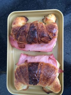 Una foto de Medialunas rellenas de jamón y queso