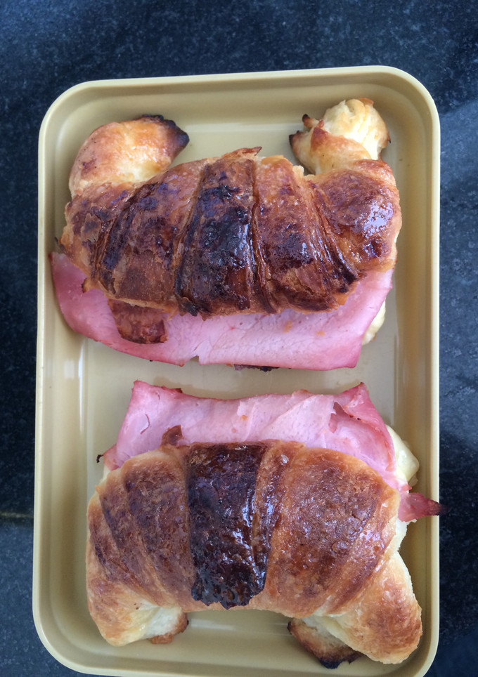 Una foto de Medialunas rellenas de jamón y queso