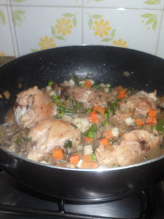 Una foto de Pollo con verdura y hongos al wok