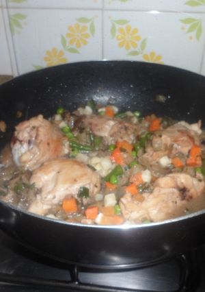 Una foto de Pollo con verdura y hongos al wok