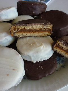Una foto de Alfajores tipo Mar del Plata con dulce de leche