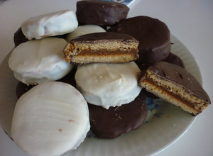 Una foto de Alfajores tipo Mar del Plata con dulce de leche