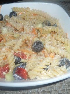 Una foto de Pasta con vegetales y aderezo italiano