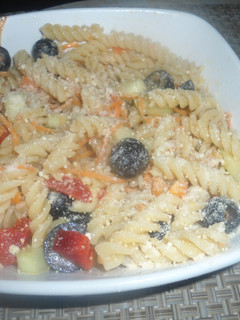 Una foto de Pasta con vegetales y aderezo italiano