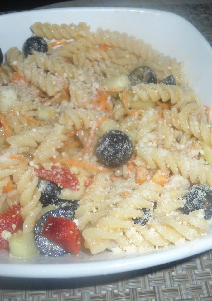 Una foto de Pasta con vegetales y aderezo italiano
