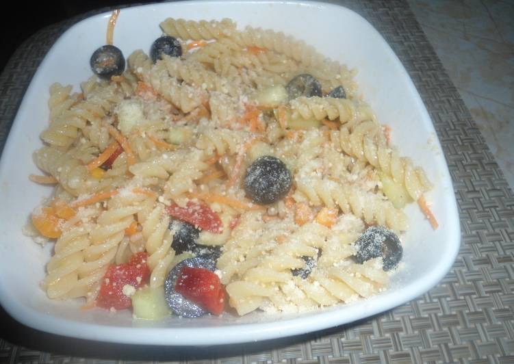 Pasta con vegetales y aderezo italiano