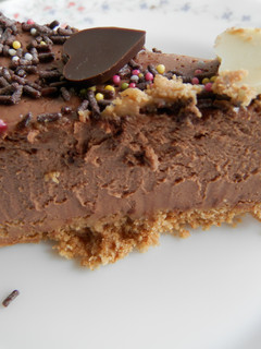 Una foto de tarta de queso y chocolate.