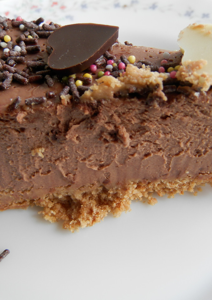 Una foto de tarta de queso y chocolate.