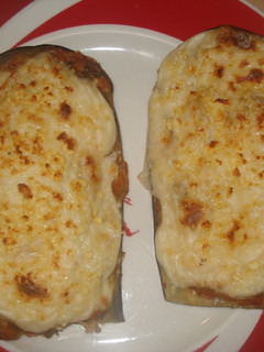 Una foto de Berenjenas rellenas de tomate en salsa bechamel