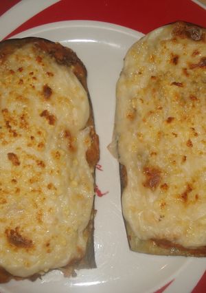 Una foto de Berenjenas rellenas de tomate en salsa bechamel