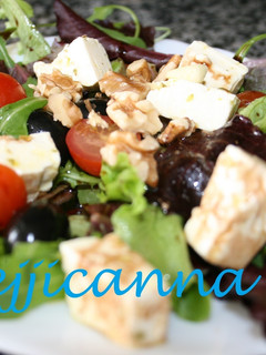 Una foto de Ensalada de rúcula y queso feta