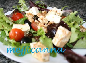 Una foto de Ensalada de rúcula y queso feta