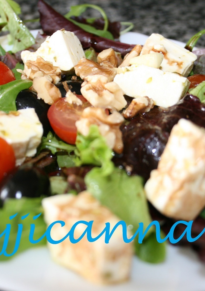Una foto de Ensalada de rúcula y queso feta