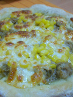 Una foto de Mini pizza casera de atún y maiz