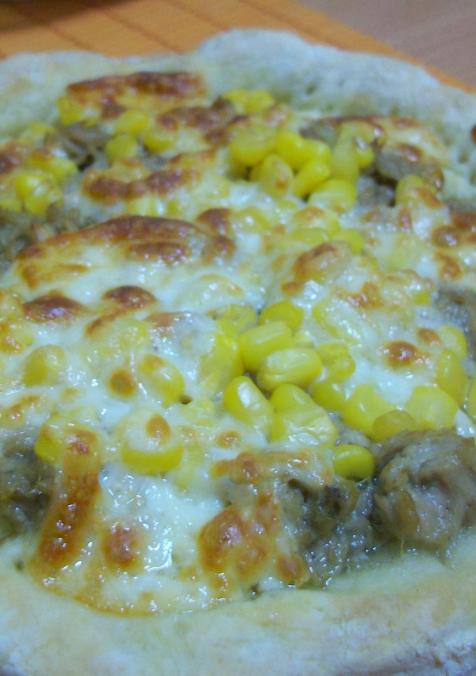 Una foto de Mini pizza casera de atún y maiz