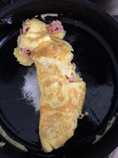 Una foto de Omelette de jamón y queso fácil