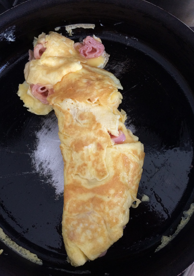 Una foto de Omelette de jamón y queso fácil