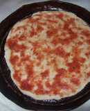 Pizza de mozzarella, jamón y palmitos
