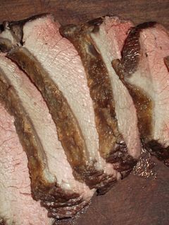 Una foto de Tapa de cuadril o punta trasera o picanha a las brasas