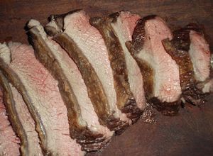 Una foto de Tapa de cuadril o punta trasera o picanha a las brasas