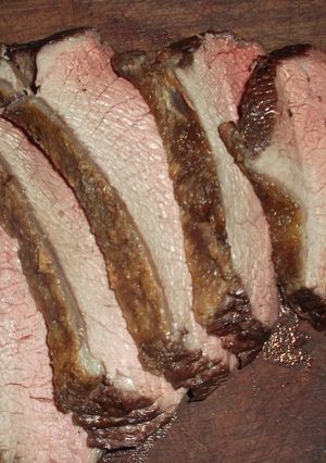Una foto de Tapa de cuadril o punta trasera o picanha a las brasas