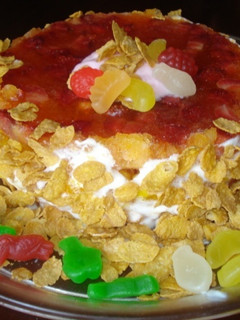 Una foto de Tarta de gelatina con frutas, yogurt y cereal