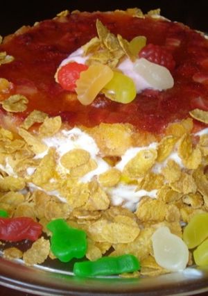 Una foto de Tarta de gelatina con frutas, yogurt y cereal