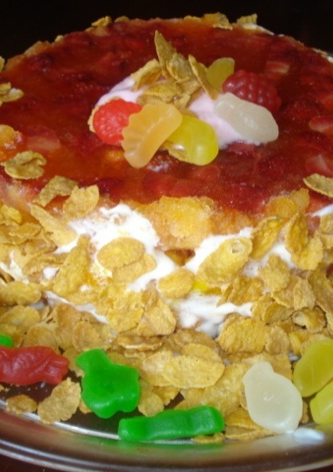 Una foto de Tarta de gelatina con frutas, yogurt y cereal