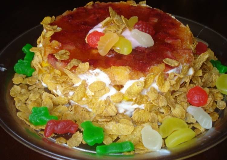 Tarta de gelatina con frutas, yogurt y cereal
