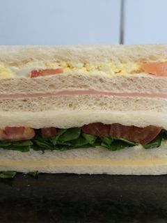Una foto de Sandwiches de miga caseros