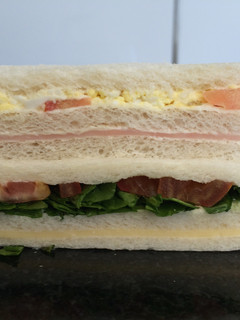 Una foto de Sandwiches de miga caseros
