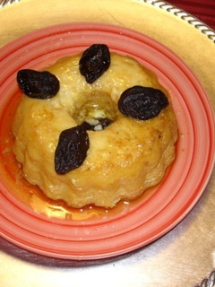 Una foto de Flan de ciruelas pasas