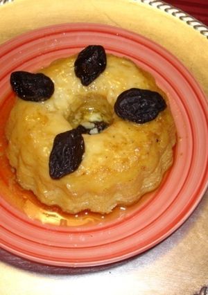 Una foto de Flan de ciruelas pasas