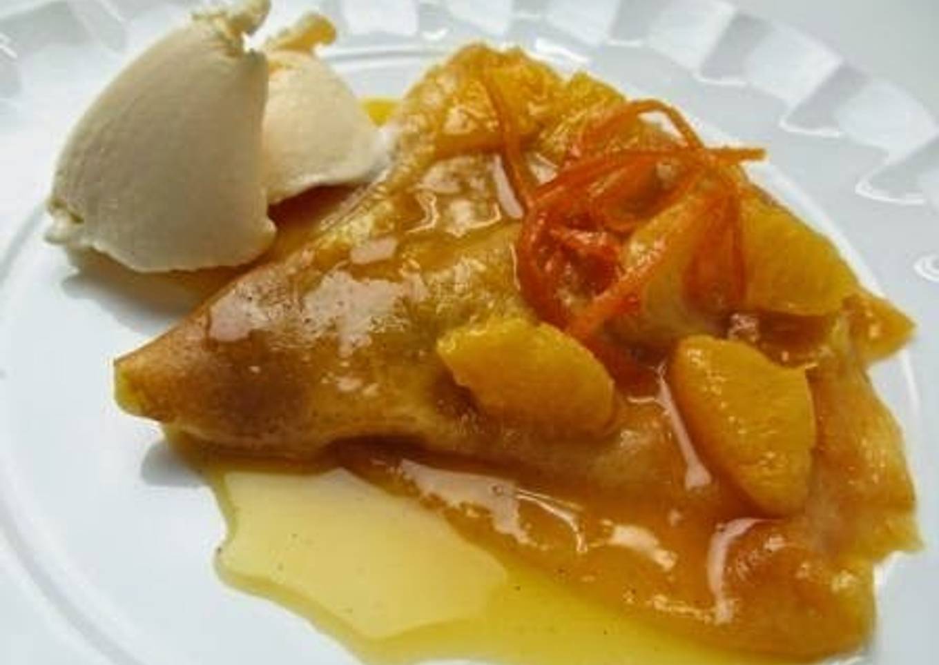 Creps de manzana con naranja caramelizada y helado de vainilla