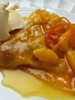 Una foto de Creps de manzana con naranja caramelizada y helado de vainilla