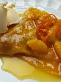 Una foto de Creps de manzana con naranja caramelizada y helado de vainilla