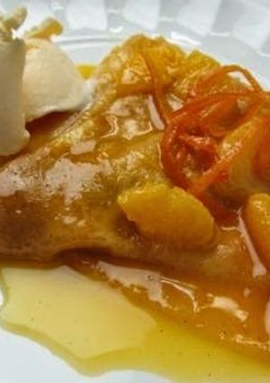 Una foto de Creps de manzana con naranja caramelizada y helado de vainilla