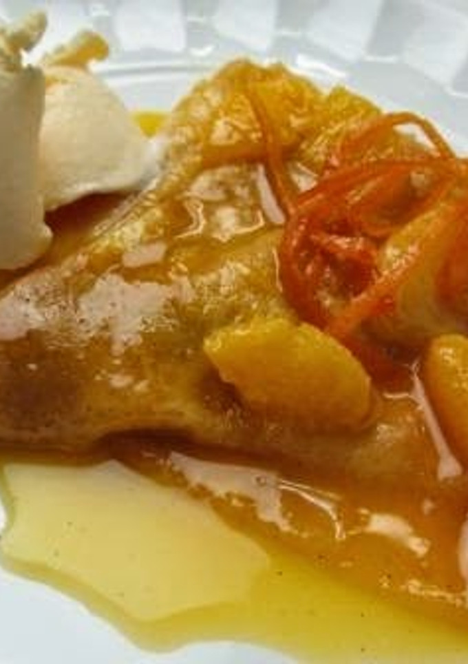 Una foto de Creps de manzana con naranja caramelizada y helado de vainilla